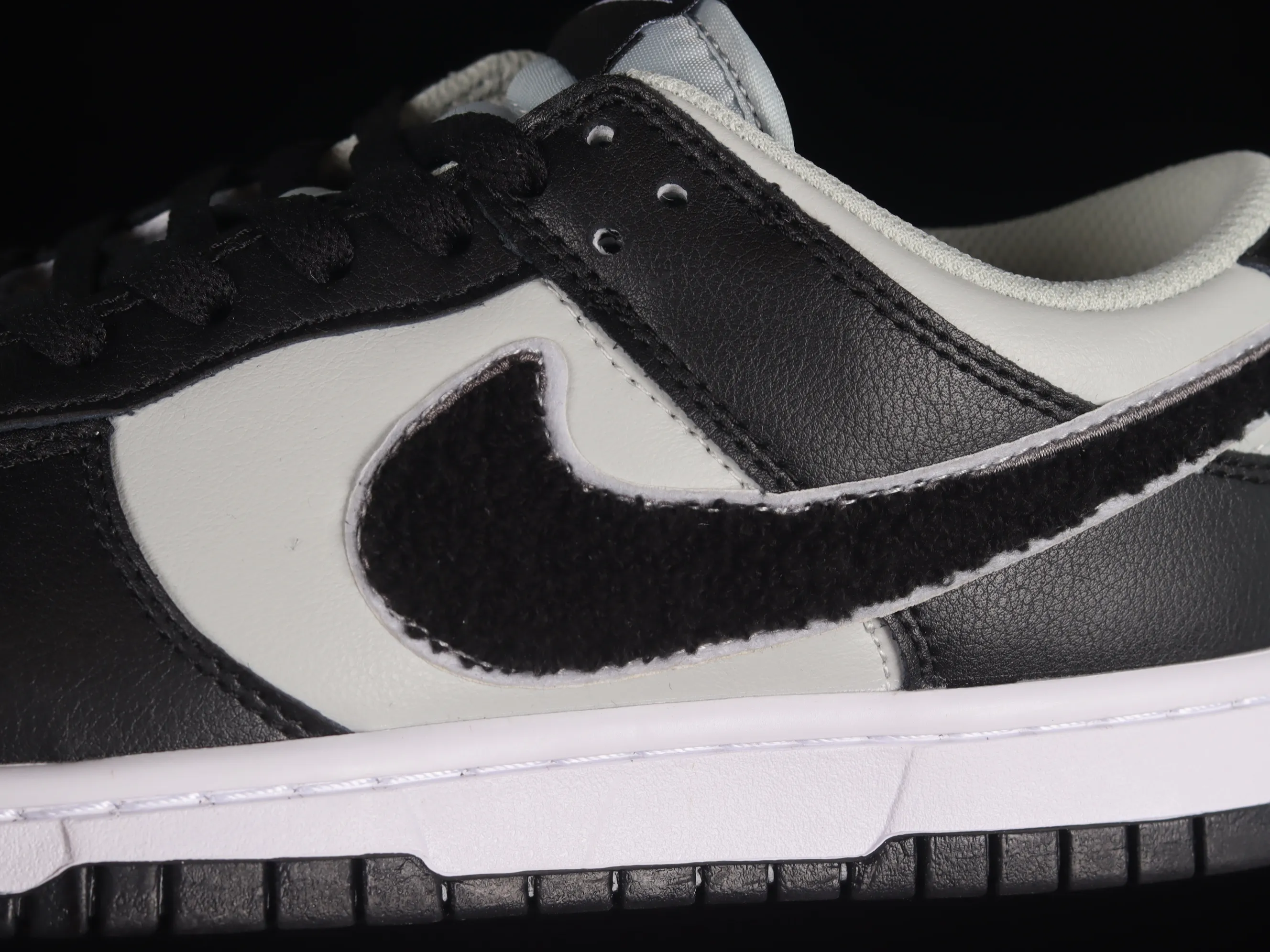 All Categories Nk SB Dunk Series Nk SB Dunk Low Low-top sneakers Cost-effective version Nk Dunk Low "Chenille" plush black hook SB low-top sports and leisure sneakers DQ7683-001